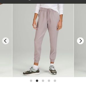 Lululemon On The Fly Joggers *Woven in Dark Chrome Size 6